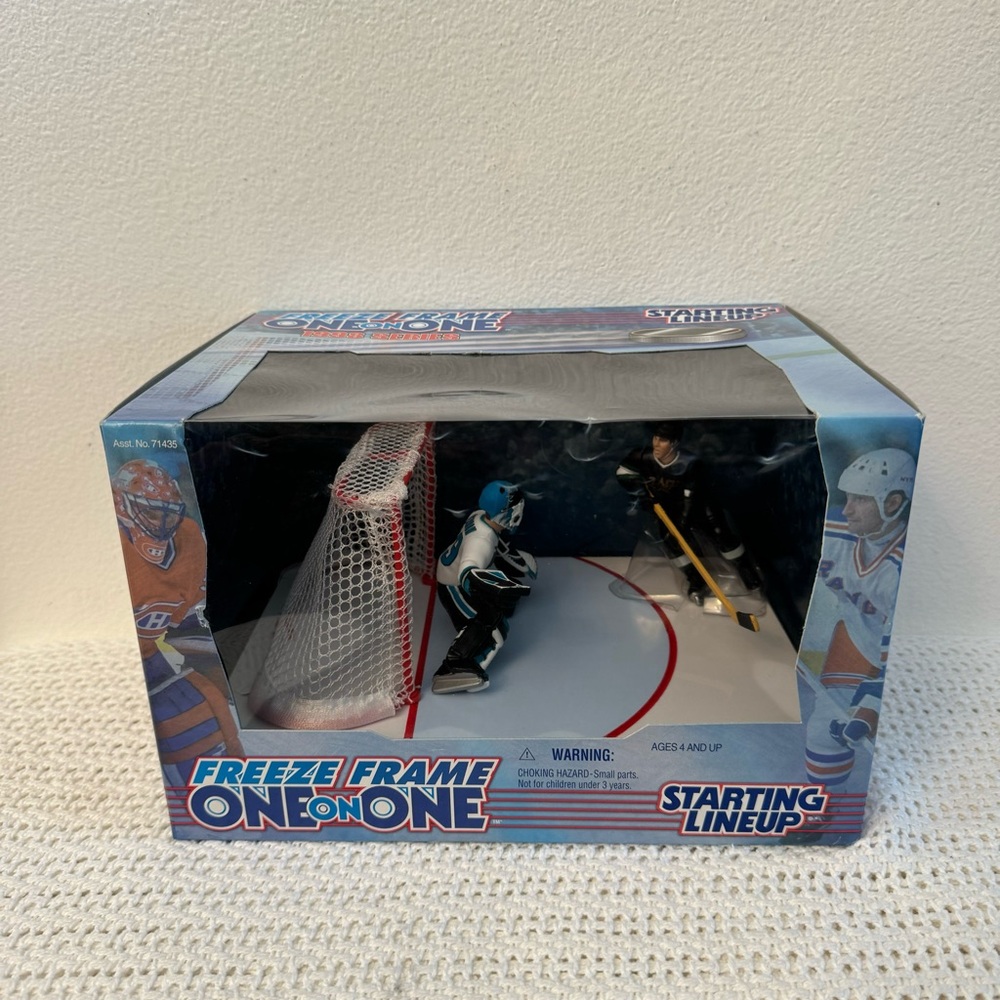 New.1998 Starting Lineup Freeze Frame Hockey.One on One Mike Modano VS Mike Vern